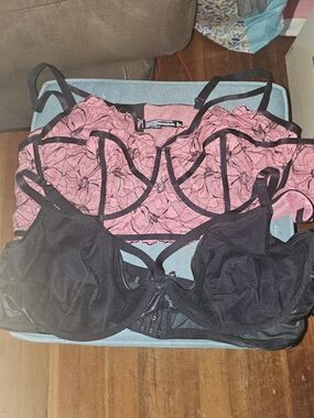 Two-Piece Lace and Mesh Underwire Bra Set in Pink and Black